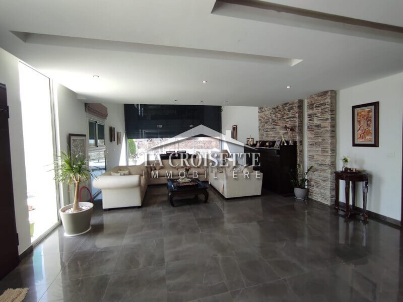 Villa de maître S+4 vide ou meublée à La Soukra